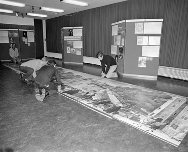 102611 Afbeelding van de montage van een 9 meter lange fotoreproductie van een schilderijtje uit Dresden in de ...